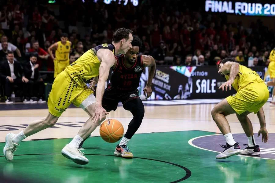 Huertas, defendido por Harding