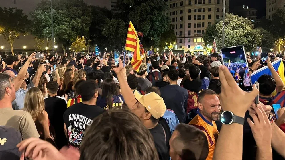 ¡Así se vive el ambiente en las Ramblas entre la afición culé!