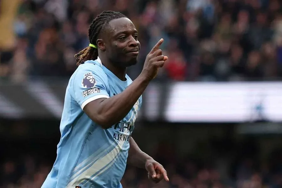 Jeremy Doku, del Manchester City, celebra el primer gol de su equipo ante Brentford