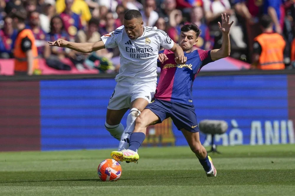 Kylian Mbappé, ante Pedri en un Clásico