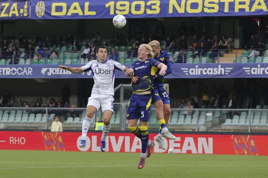 Douvikas gana el duelo físico con Edmundsson antes del gol