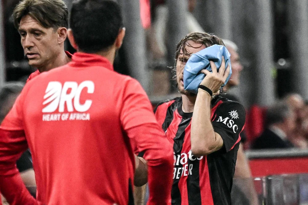 Modric, con la bolsa de hielo en la cara.